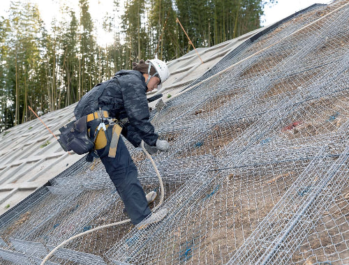 重機を使用したり、土砂などを一輪車を使用して運搬したり作業を行います。